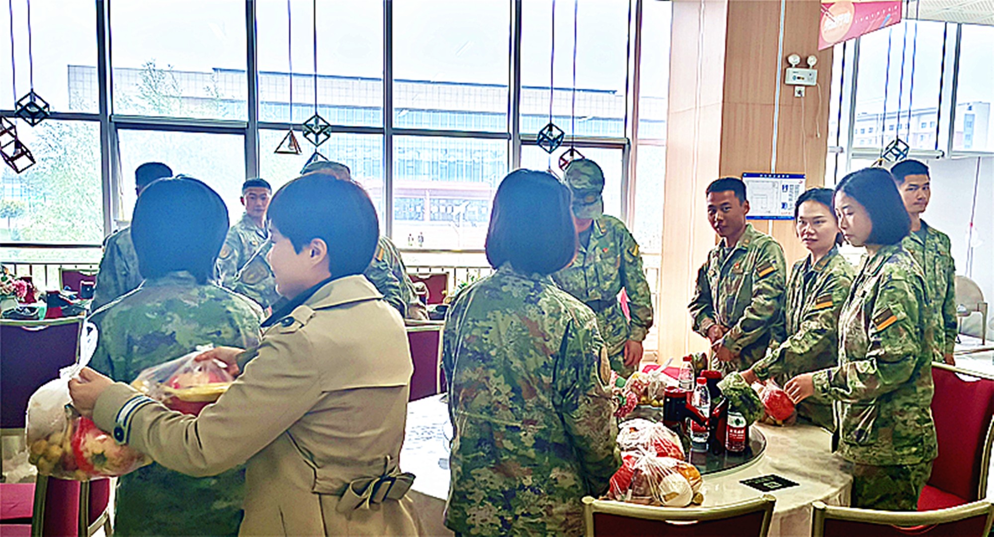1726642233265013168.jpg 慰问教官照片2.jpg